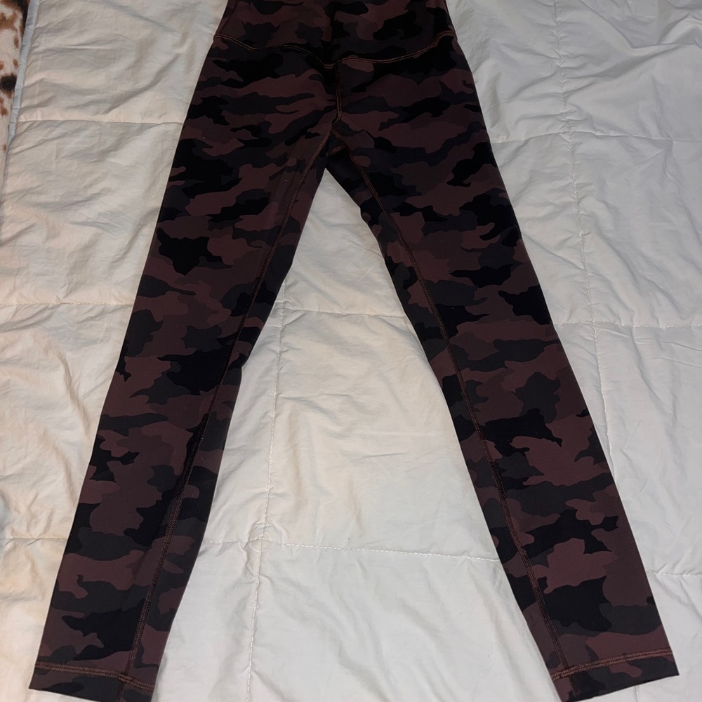 Women’s High-Waist Camo Leggings in Dark Brown/Black